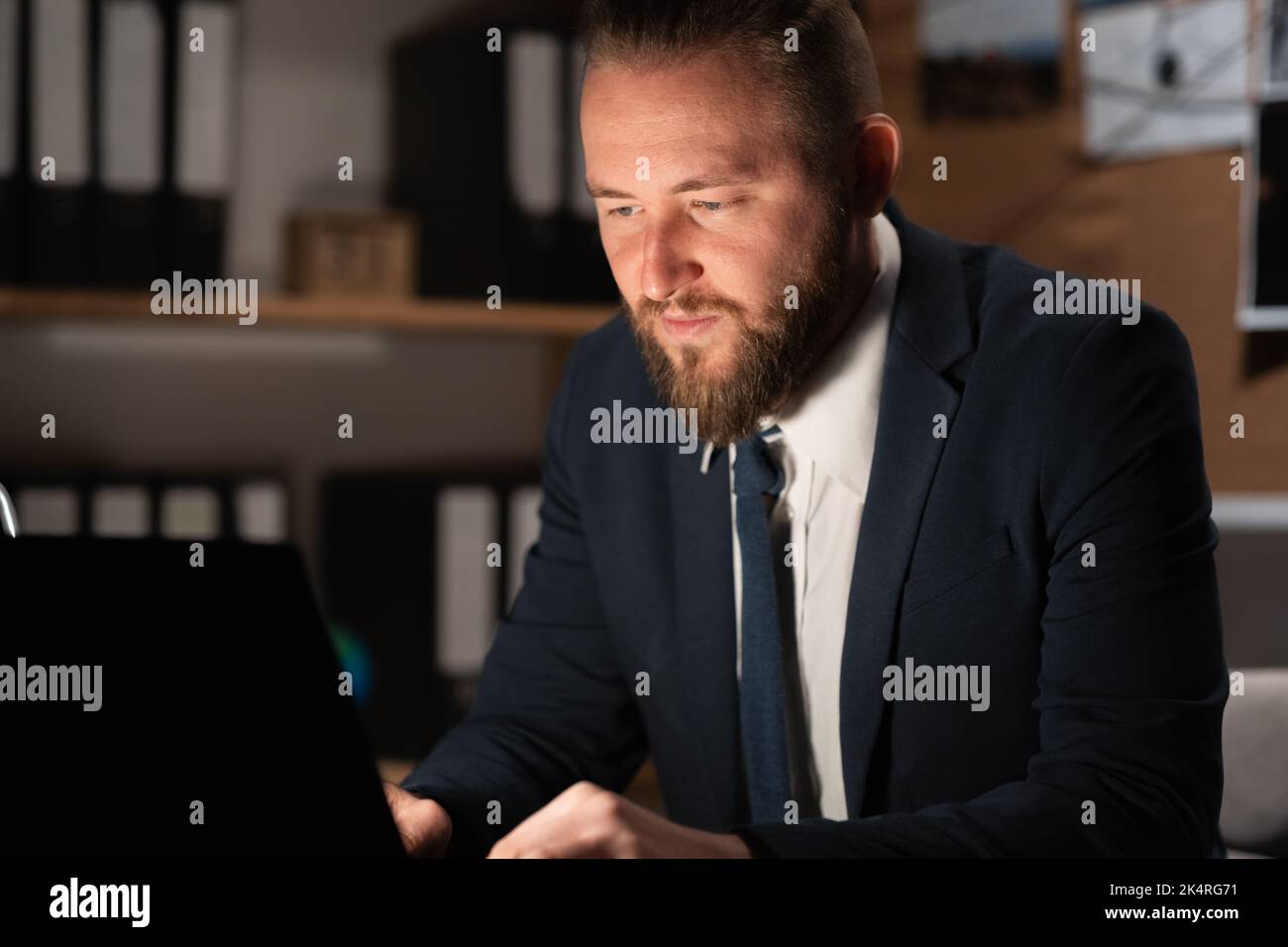 Elaborazione delle prove investigative in ufficio, lavorando al computer Foto Stock