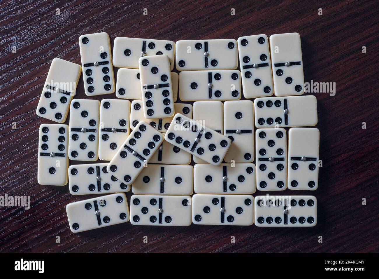 Dominali sparsi sul tavolo di legno Foto Stock