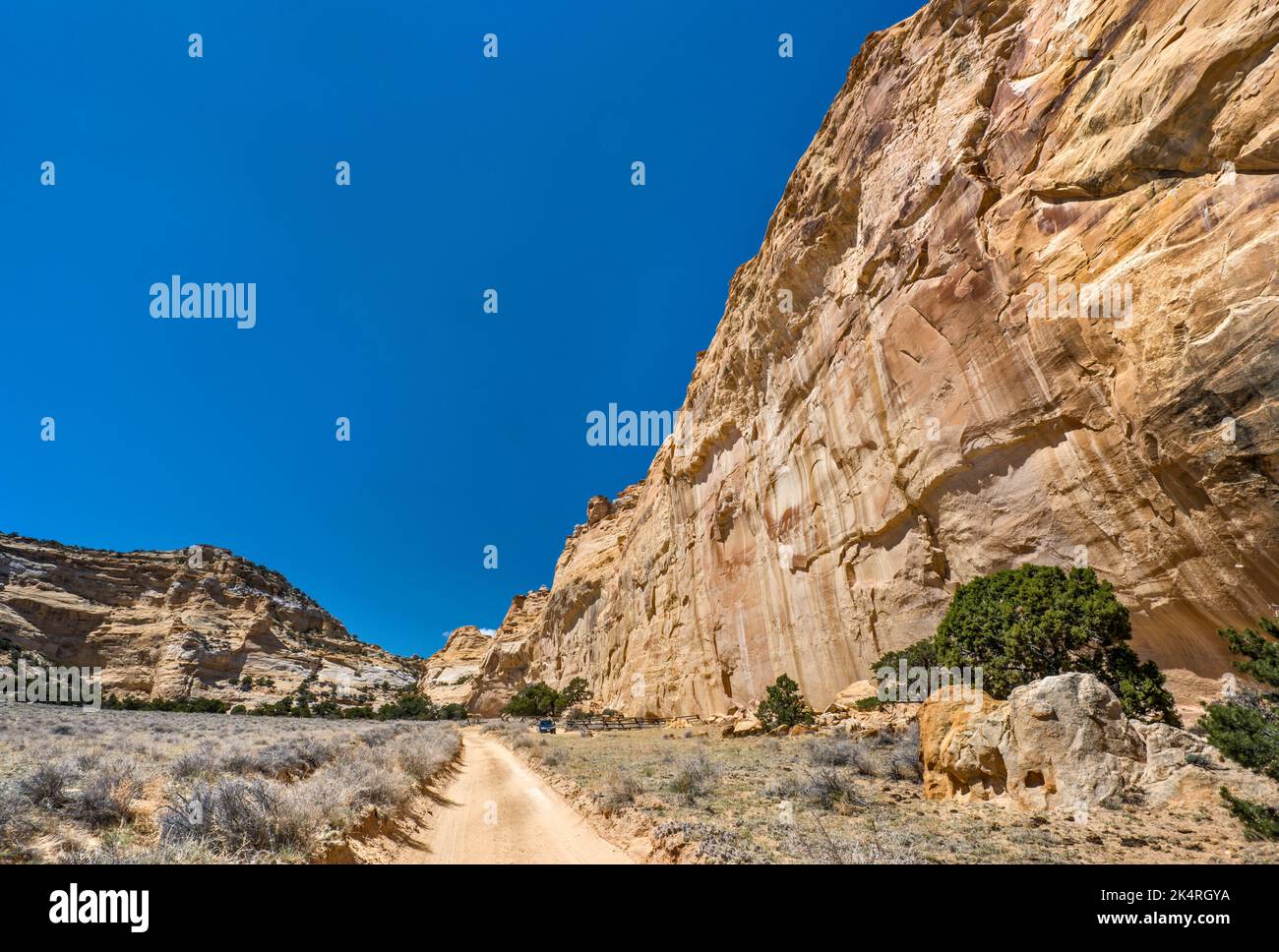 Segui la pista per il pannello di petroglifi del Lone Warrior, il muro di arenaria vicino a Swasey Cabin, Sinbad Country, San Rafael Swell, Utah, USA Foto Stock