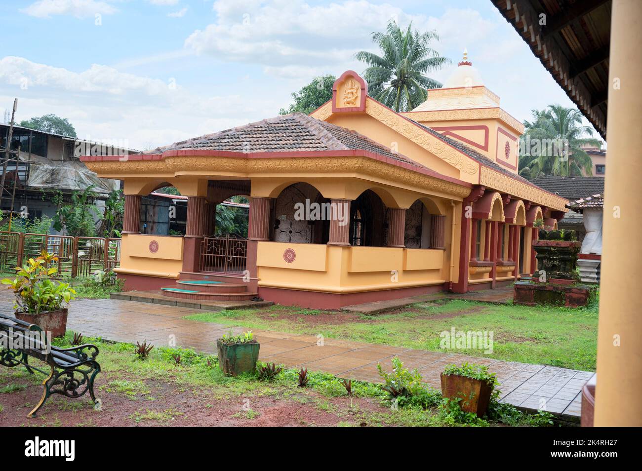Piccolo tempio vicino al Tempio di Devaki Krishna, è tempio indù situato a Mashel, Chorao, Goa, India Foto Stock