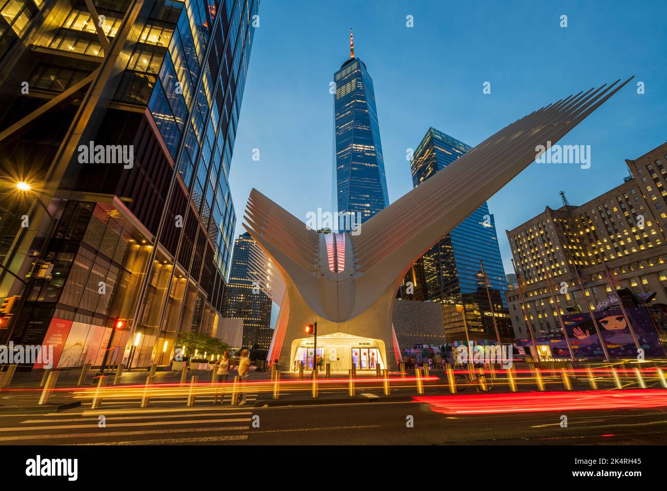 Stazione World Trade Center (PATH) o Oculus con un World Trade Center dietro, New York, NY, USA Foto Stock