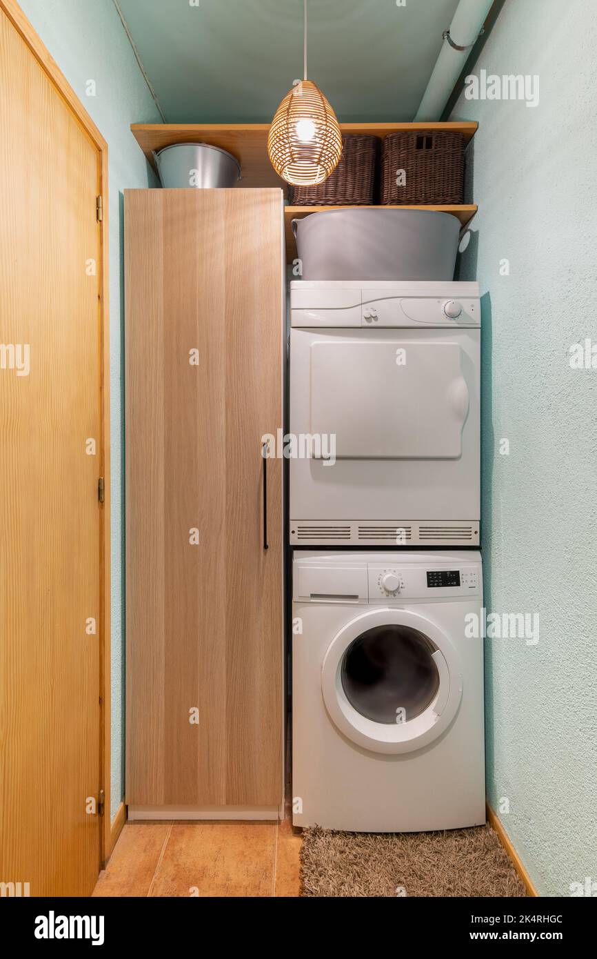 Ripostiglio stretto con lavatrice e asciugatrice. Foto Stock