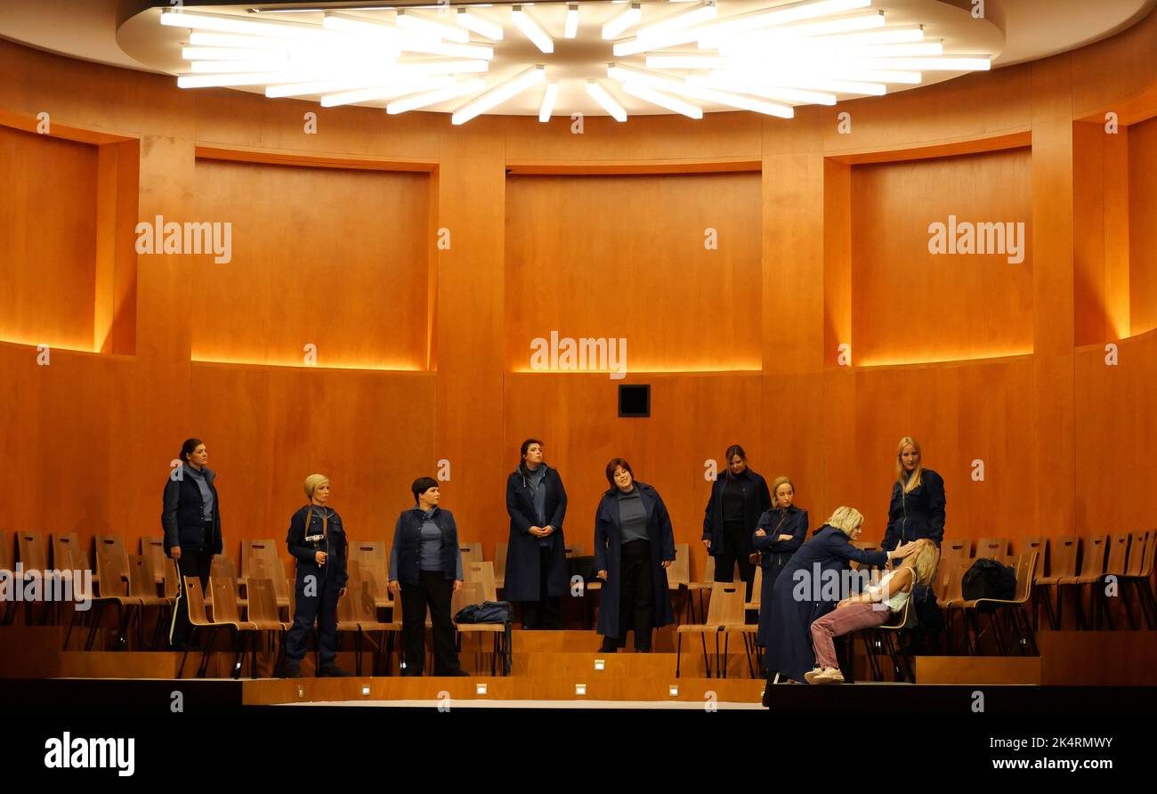 Berlino, Germania. 03rd Ott 2022. Vida Miknvi·i·t· (Sieglinde, parte superiore bianca), Anja Kampe (Brünnhilde, cappotto blu) fotografato il 26.09.2022 durante le prove per Die Walküre dalla tetralogia ad anello 'l'anello del Nibelung' di Richard Wagner allo Staatsoper di Berlino Mitte. Il ciclo ad anello è stato messo in scena da Dimitri Tcherniakov, che è anche responsabile della progettazione del palco. Premiere è su 03.10.2022. © BY XAMAX Credit: XAMAX/dpa/Alamy Live News Foto Stock