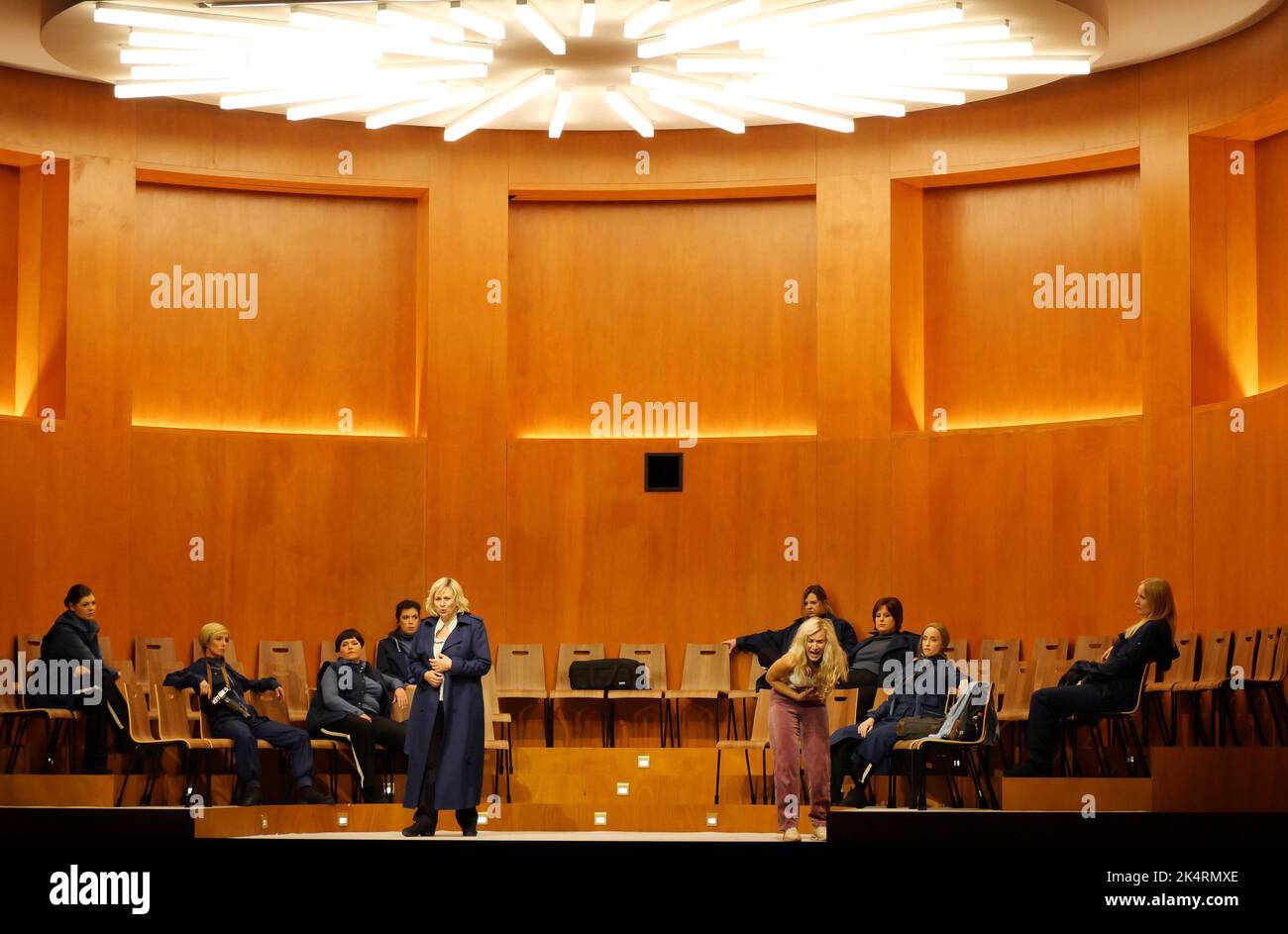 Berlino, Germania. 03rd Ott 2022. Vida Miknvi·i·t· (Sieglinde, parte superiore bianca), Anja Kampe (Brünnhilde, cappotto blu) fotografato il 26.09.2022 durante le prove per Die Walküre dalla tetralogia ad anello 'l'anello del Nibelung' di Richard Wagner allo Staatsoper di Berlino Mitte. Il ciclo ad anello è stato messo in scena da Dimitri Tcherniakov, che è anche responsabile della progettazione del palco. Premiere è su 03.10.2022. © BY XAMAX Credit: XAMAX/dpa/Alamy Live News Foto Stock
