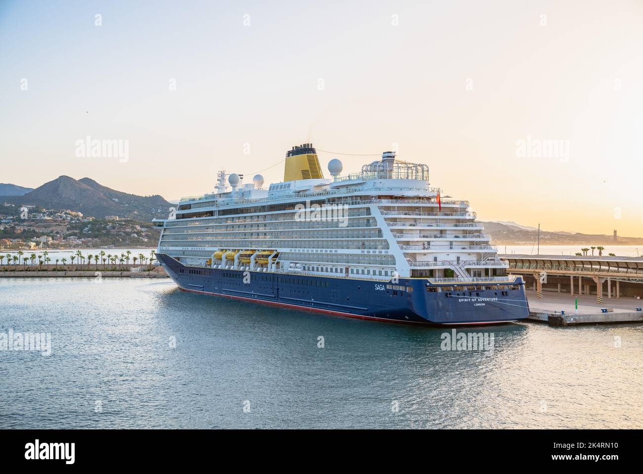 Málaga, Spagna. Ottobre 2, 2022. La nave da crociera per le vacanze Spirit of Adventure ormeggiata in un porto al mattino Foto Stock