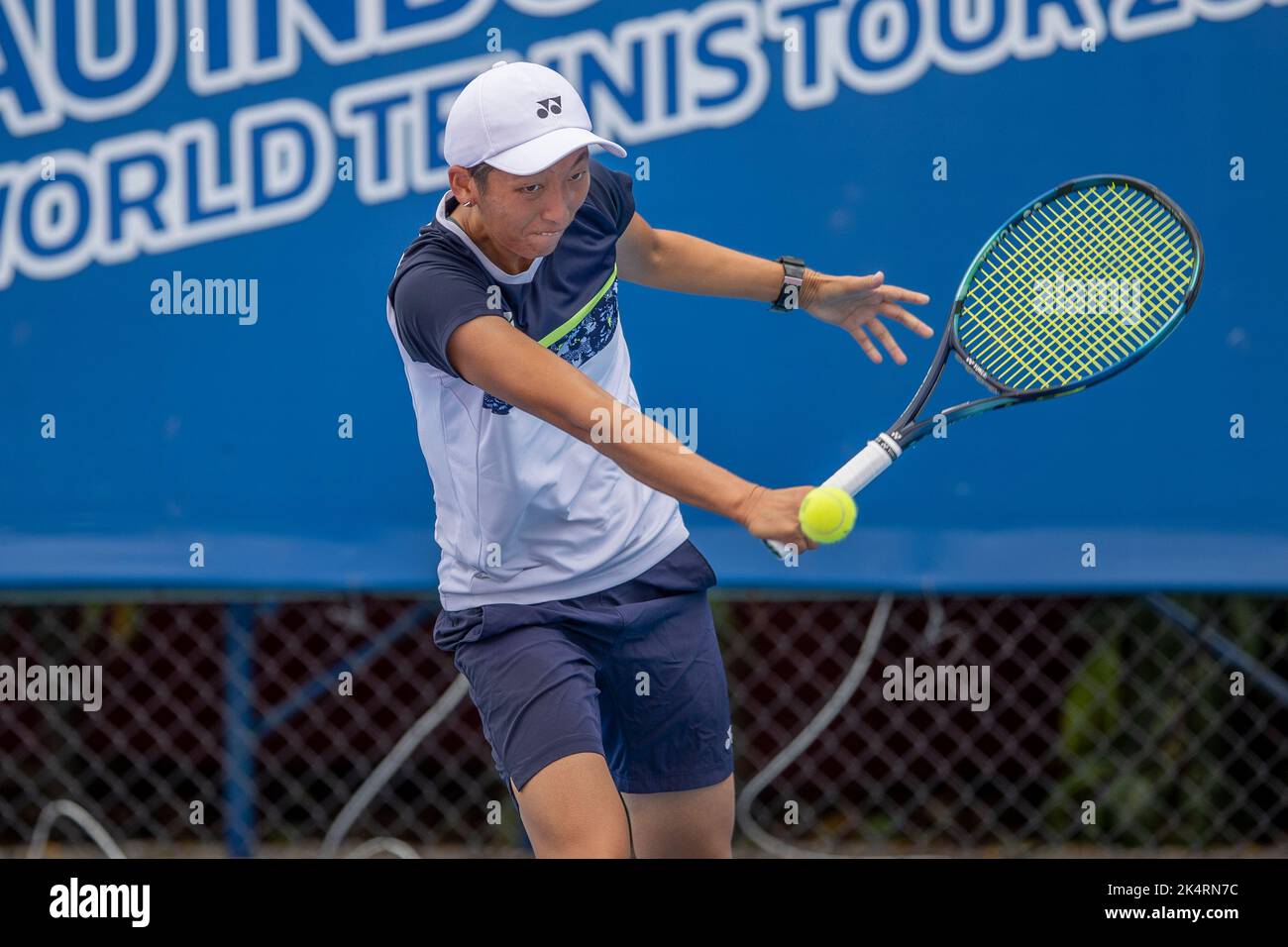 HUA HIN, THAILANDIA - 4 OTTOBRE: Xiaodi dalla Cina durante il primo round contro Gozal Ainitdinova dal Kazakistan al CAL-COMP & XYZPRINTING ITF WORLD TENNIS TOUR 2022 alla VERA ARENA HUA HIN il 4 ottobre 2022 a HUA HIN, THAILANDIA (Foto di Peter van der Klooster/Alamy Live News) Foto Stock