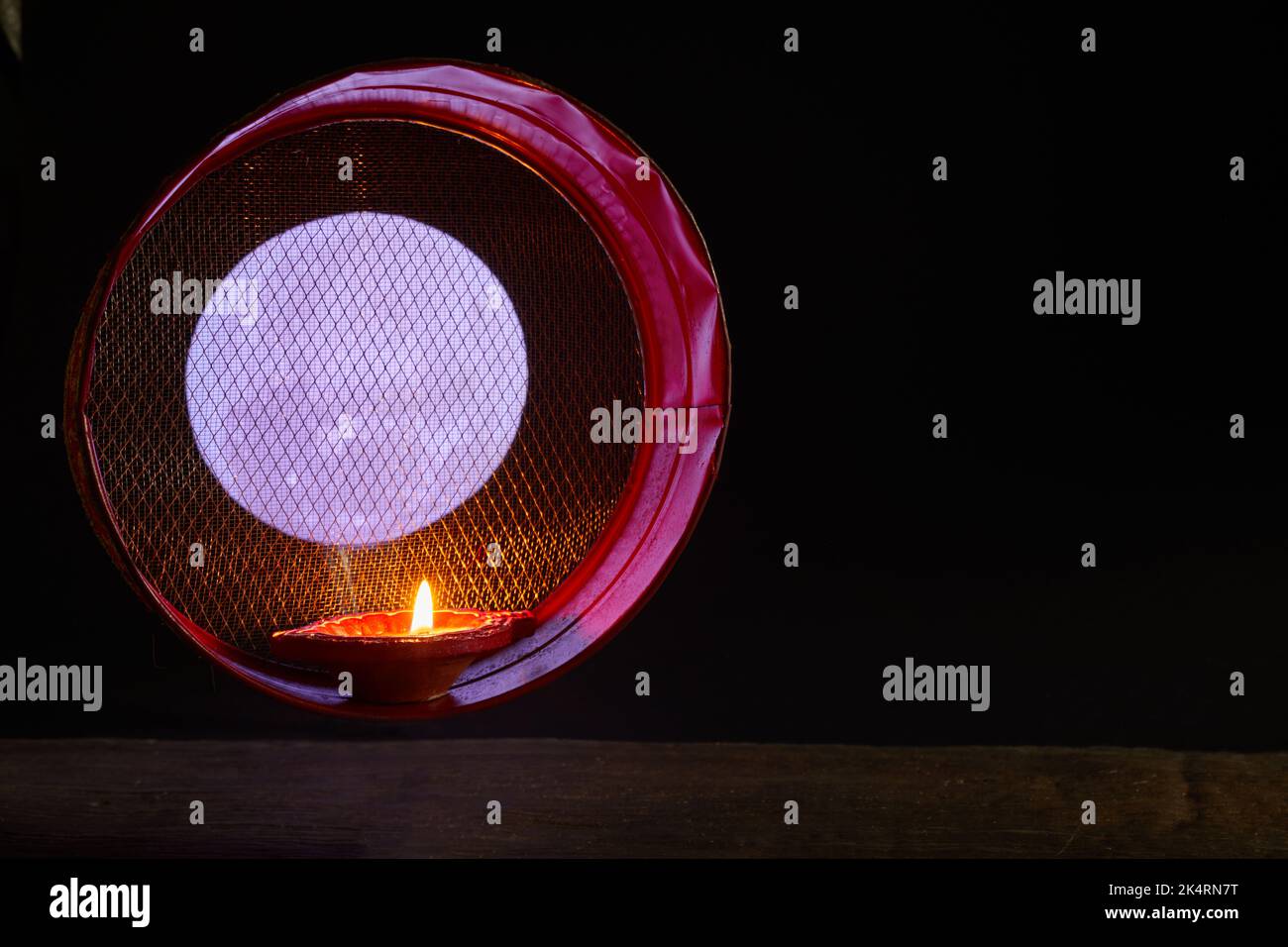 Donna che celebra Karva Chauth di notte. Karva Chauth è un festival di un giorno celebrato dall'indù Foto Stock