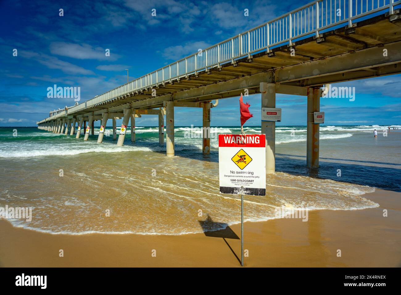Gold Coast, Queensland, Australia - Nessun cartello di avvertimento per nuotare sotto il molo presso lo Spit Foto Stock