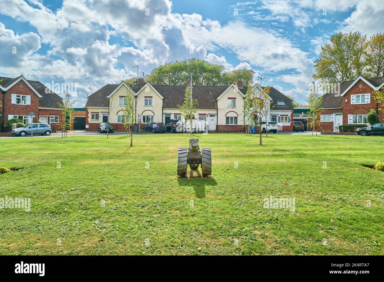 Un cannone di legno sul verde a Legion Crescent, Kettering, Inghilterra. Foto Stock