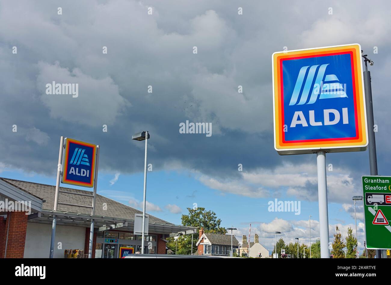 ALDI store sul tetto e cartelli con cielo tempestoso sullo sfondo nel Lincolnshire di Boston Foto Stock