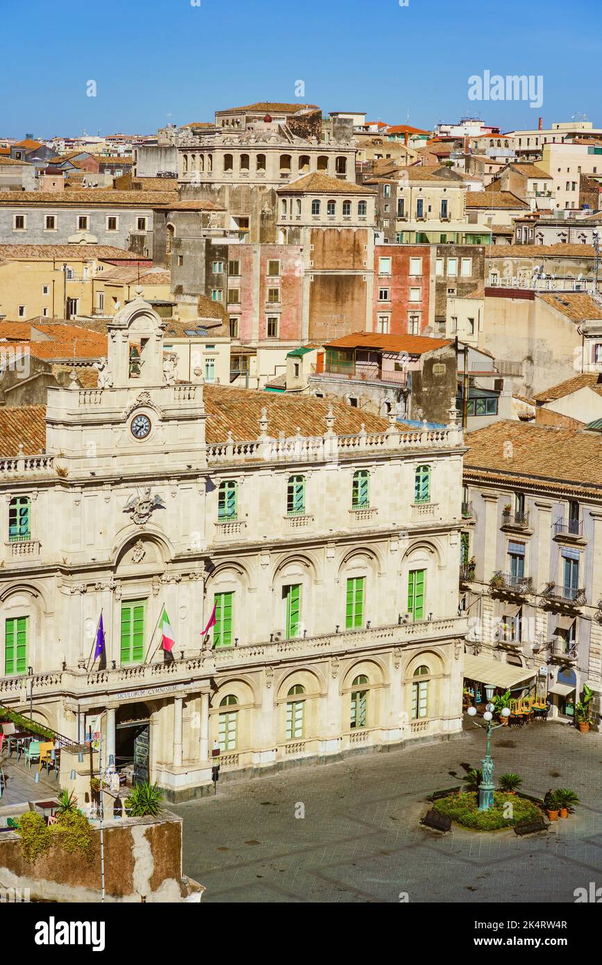 Catania, Italia. Settembre 14, 2022. Vista rialzata del paesaggio urbano di Piazza Università in Sicilia Italia Foto Stock