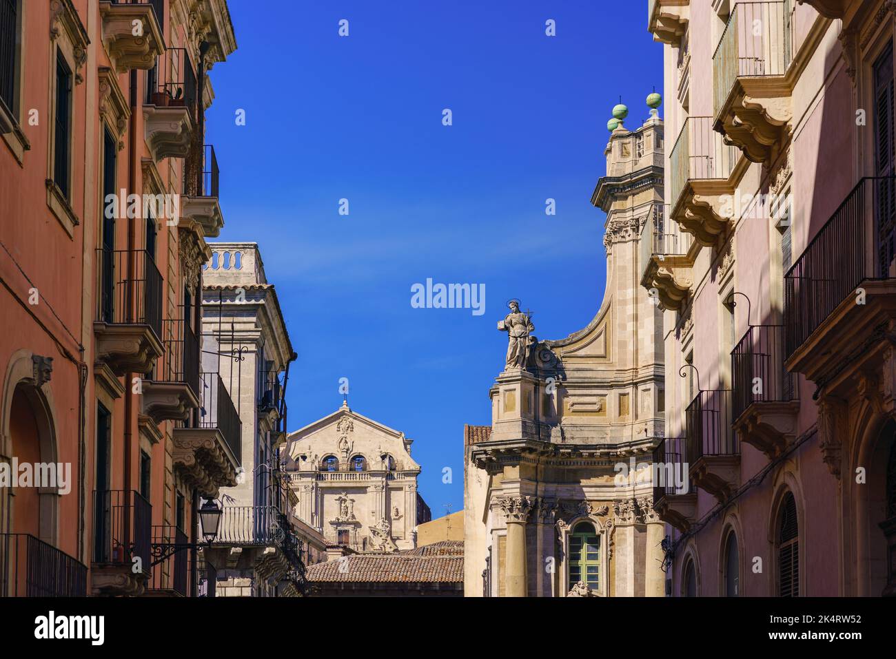 Splendida vista panoramica sulla città di Catania nell'isola di Sicilia, Italia con varie chiese barocche Foto Stock