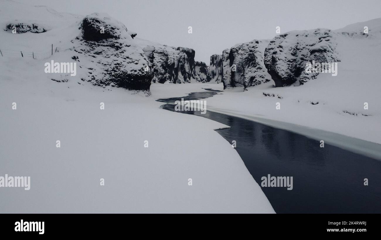 Perso fiume innevato in islanda, un canyon di pietra ghiacciata. Foto Stock