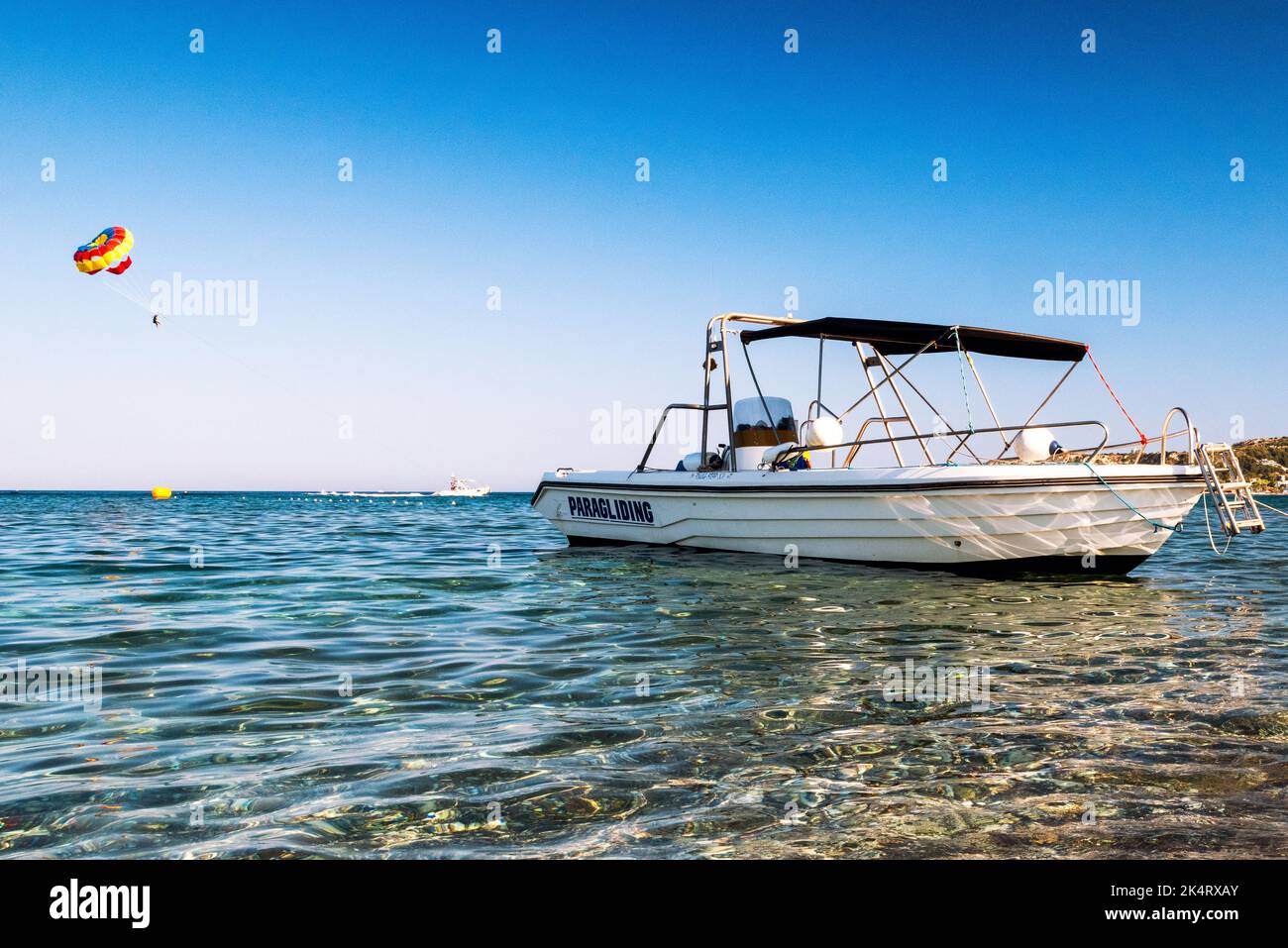 FALIRAKI, GRECIA - 29 GIUGNO 2022: Attività sportiva estiva - parapendio in acqua sul mare Foto Stock