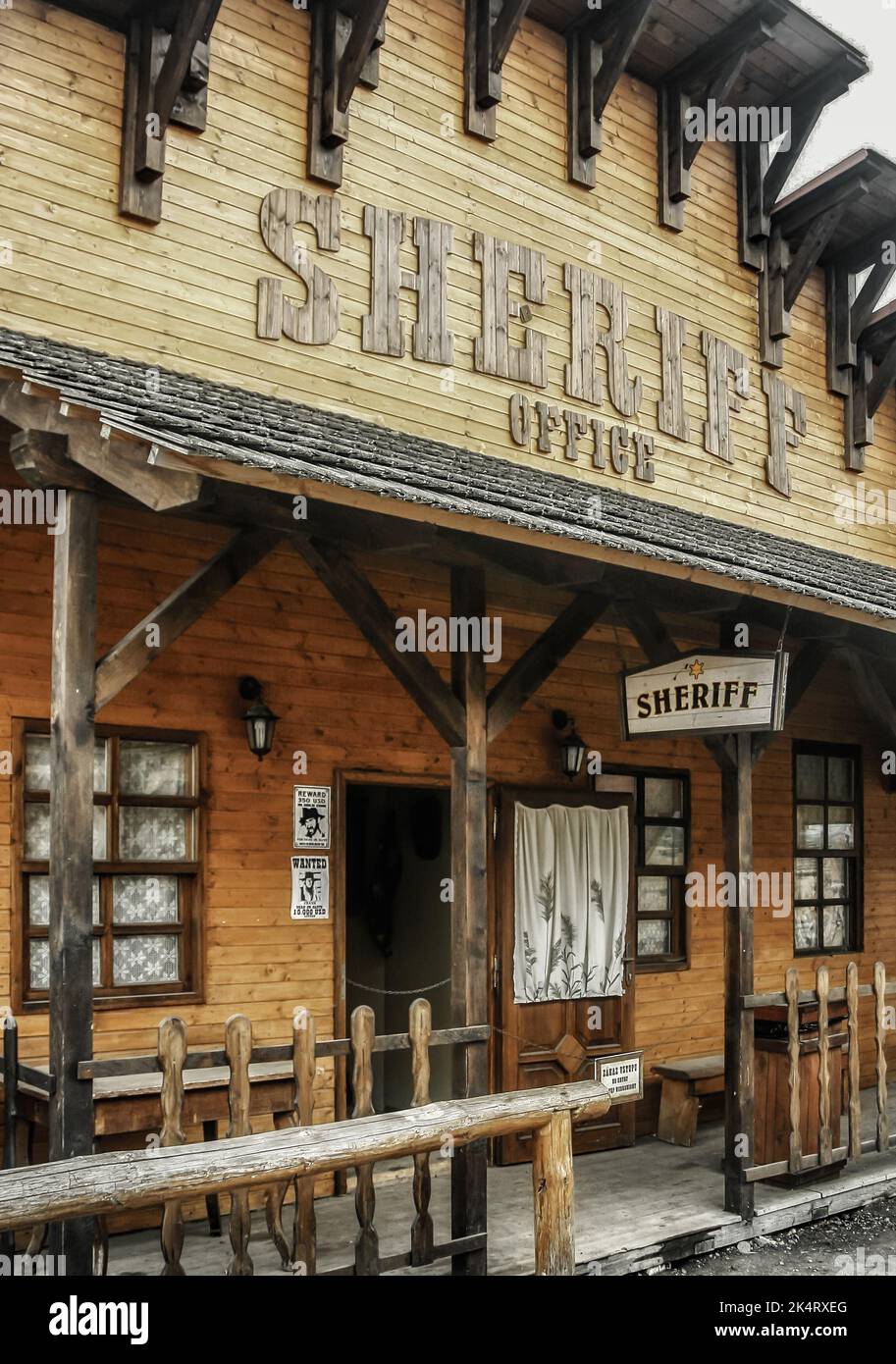 Liptovsky Mikulas, Slovacchia - 19 agosto 2011: Vintage Wild West Town con Sheriff Office building in parco divertimenti Foto Stock