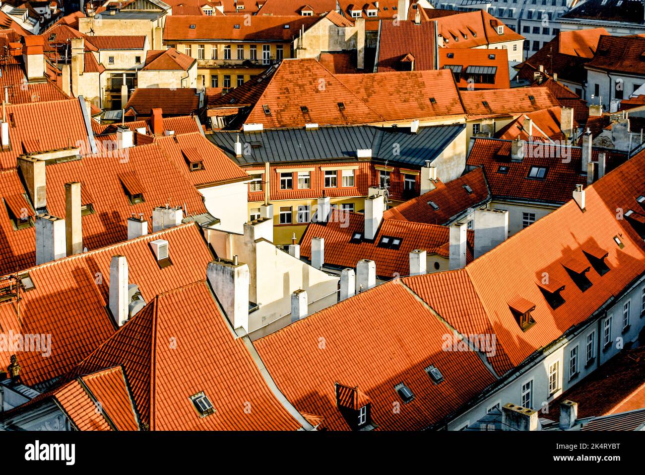 Tetti rossi di edifici nella città di Praga in Repubblica Ceca Foto Stock