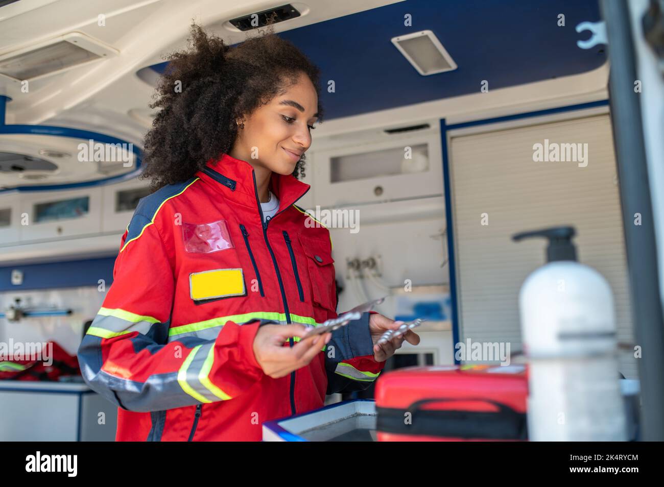Monitoraggio professionale paramedico della disponibilità di farmaci nel veicolo EMS Foto Stock