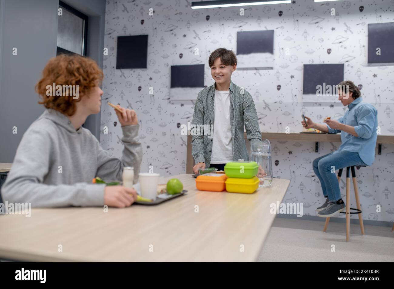 I ragazzi della scuola pranzano in mensa scolastica Foto Stock