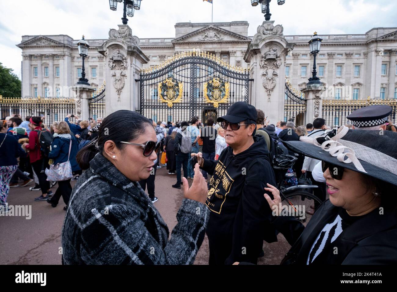 Migliaia di persone si riuniscono per offrire i loro pensieri e i loro rispetti al Victoria Memorial fuori di Buckingham Palace il giorno successivo alla morte della Regina Elisabetta II il 9th settembre 2022 a Londra, Regno Unito. La regina, che aveva 96 anni, regnò come monarca del Regno Unito e del Commonwealth per 70 anni. Foto Stock