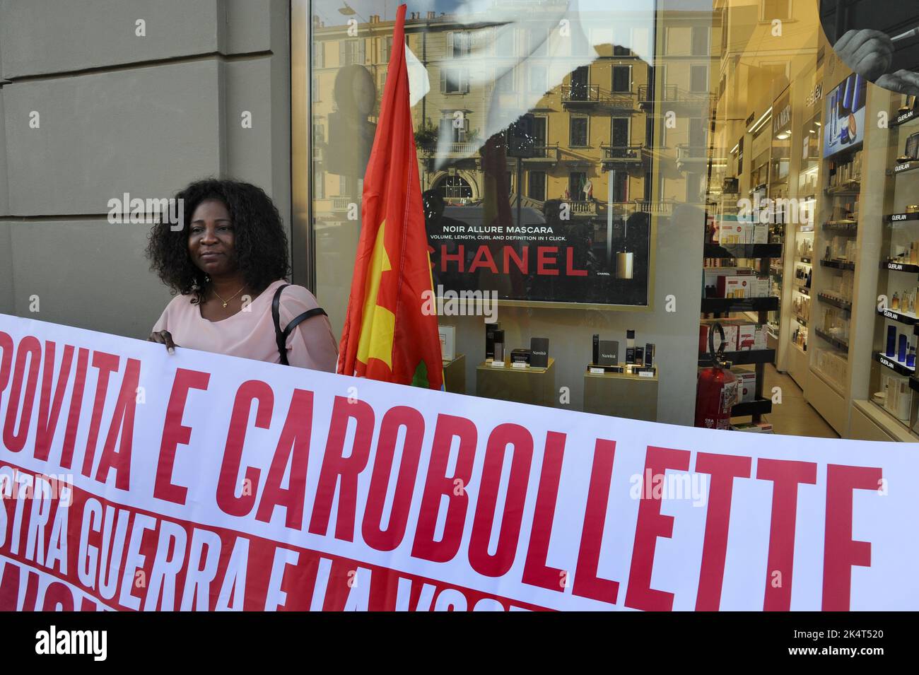 Milano, 2022 ottobre, i sindacati di base USB protestano di fronte all'ufficio cittadino dell'ENI contro l'aumento dei prezzi del gas a causa della crisi energetica internazionale e della speculazione. Un facsimile della fattura del gas è bruciato Foto Stock
