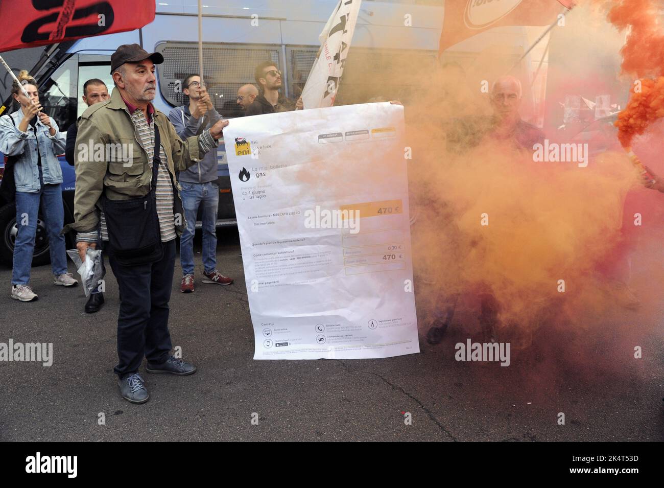 Milano, 2022 ottobre, i sindacati di base USB protestano di fronte all'ufficio cittadino dell'ENI contro l'aumento dei prezzi del gas a causa della crisi energetica internazionale e della speculazione. Un facsimile della fattura del gas è bruciato Foto Stock