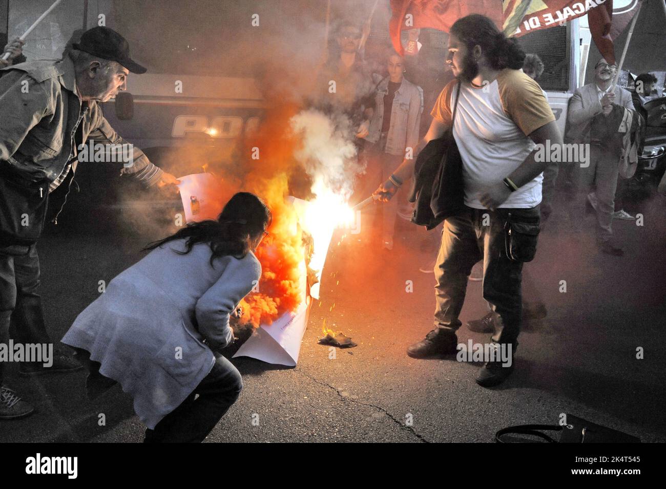 Milano, 2022 ottobre, i sindacati di base USB protestano di fronte all'ufficio cittadino dell'ENI contro l'aumento dei prezzi del gas a causa della crisi energetica internazionale e della speculazione. Un facsimile della fattura del gas è bruciato Foto Stock