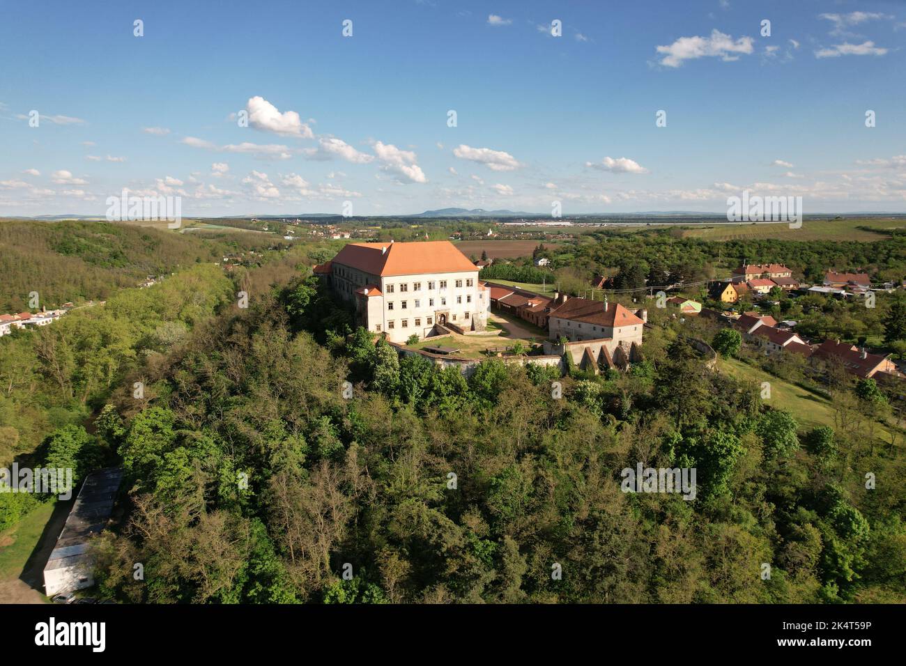 Castello di Dolni Kounice, regione della Moravia, repubblica Ceca, Europa, vista panoramica aerea Foto Stock