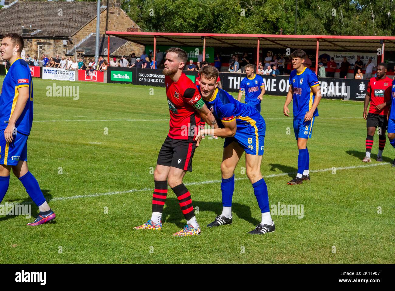 La squadra di calcio più antica del mondo dello Sheffield FC gioca a Glossop North End nel round preliminare della fa Cup 2022-23. Foto Stock