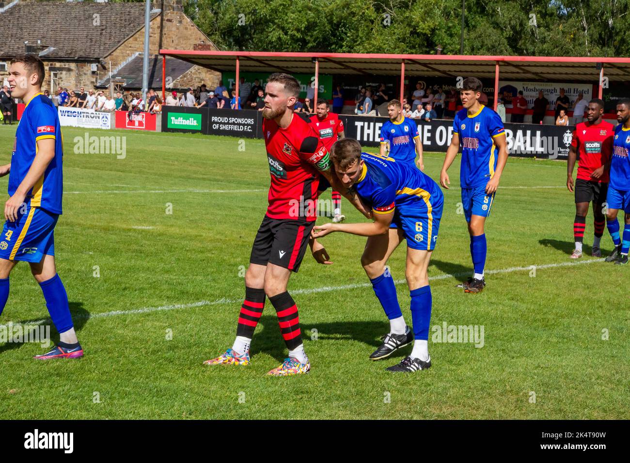 La squadra di calcio più antica del mondo dello Sheffield FC gioca a Glossop North End nel round preliminare della fa Cup 2022-23. Foto Stock