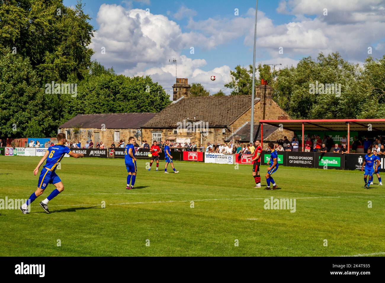 La squadra di calcio più antica del mondo dello Sheffield FC gioca a Glossop North End nel round preliminare della fa Cup 2022-23. Foto Stock