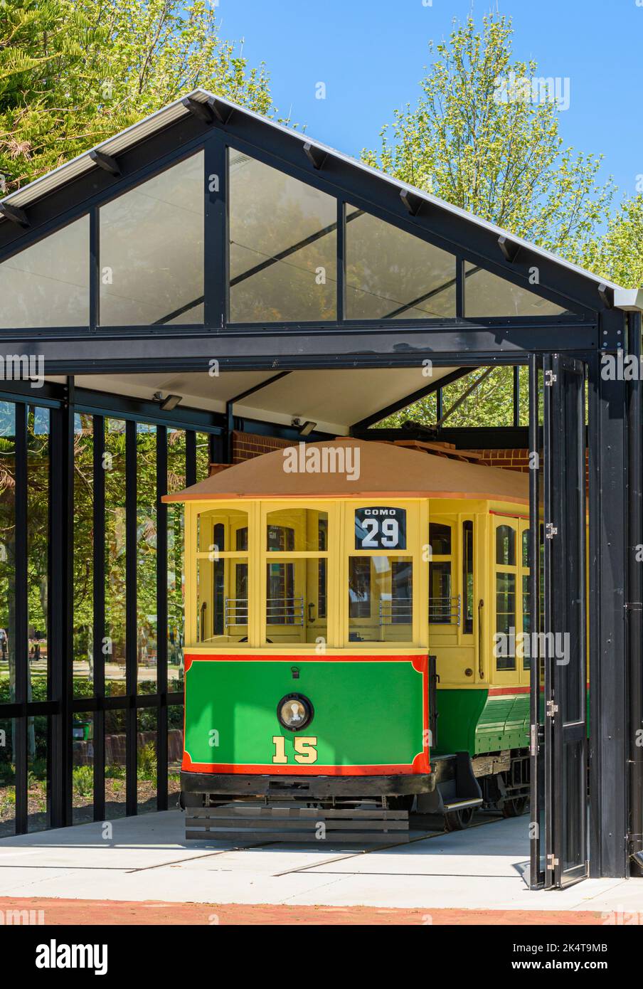 Restaurato Ferry Tram in un capannone appositamente realizzato a Windsor Park, South Perth, Australia Occidentale Foto Stock Restaurato Ferry Tram in un capannone appositamente realizzato a Windsor Park, South Perth, Australia Occidentale Foto Stock
