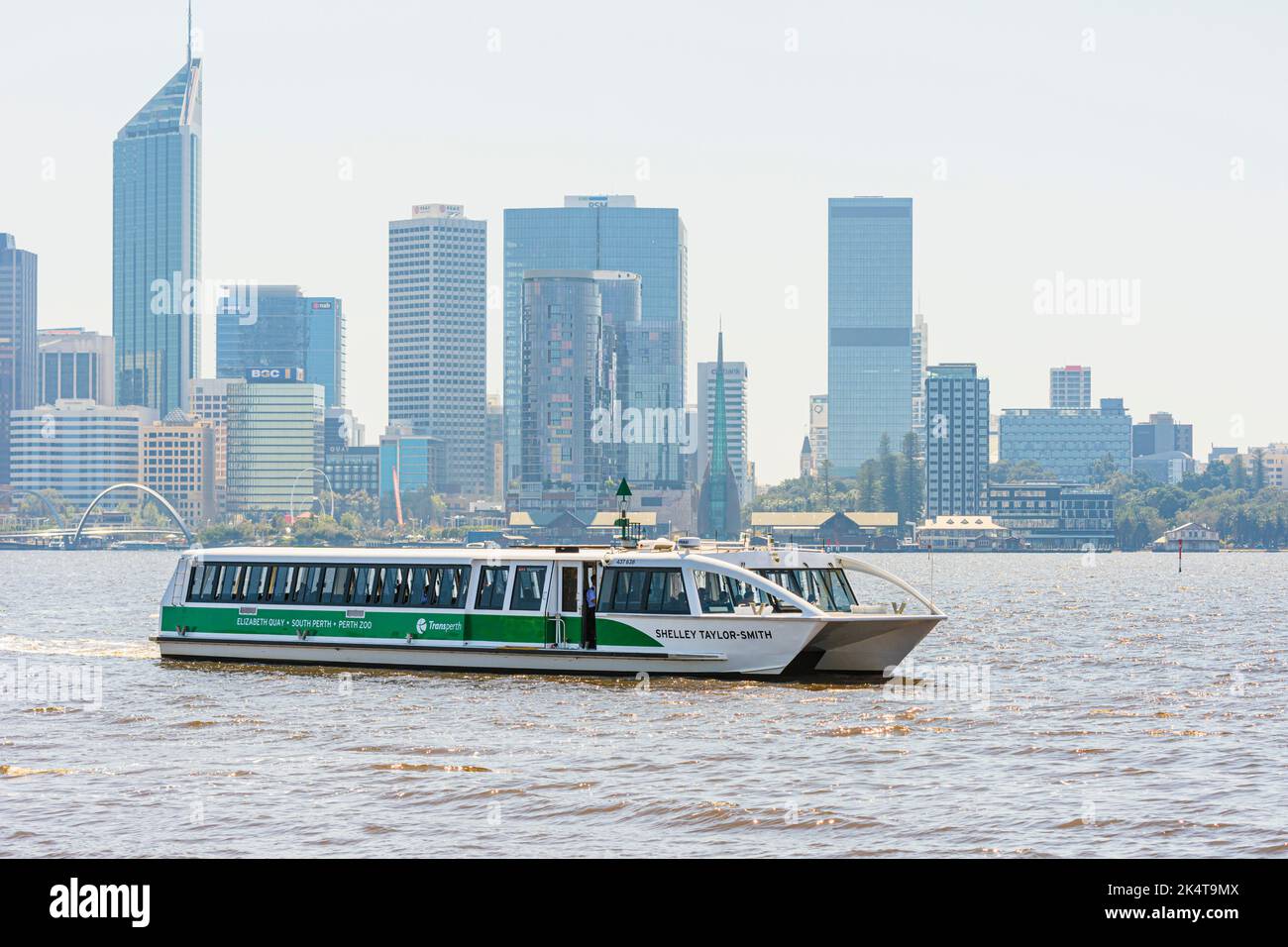 Fumo opprimente dalla bruciatura prescritta coperta sul CBD della città di Perth, un evento comune in primavera, ogni anno nell'Australia occidentale Foto Stock