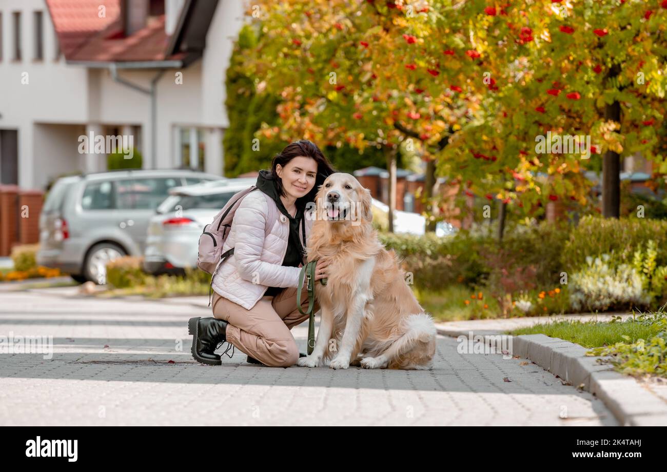 Presteen ragazza con cane Golden Retriever Foto Stock
