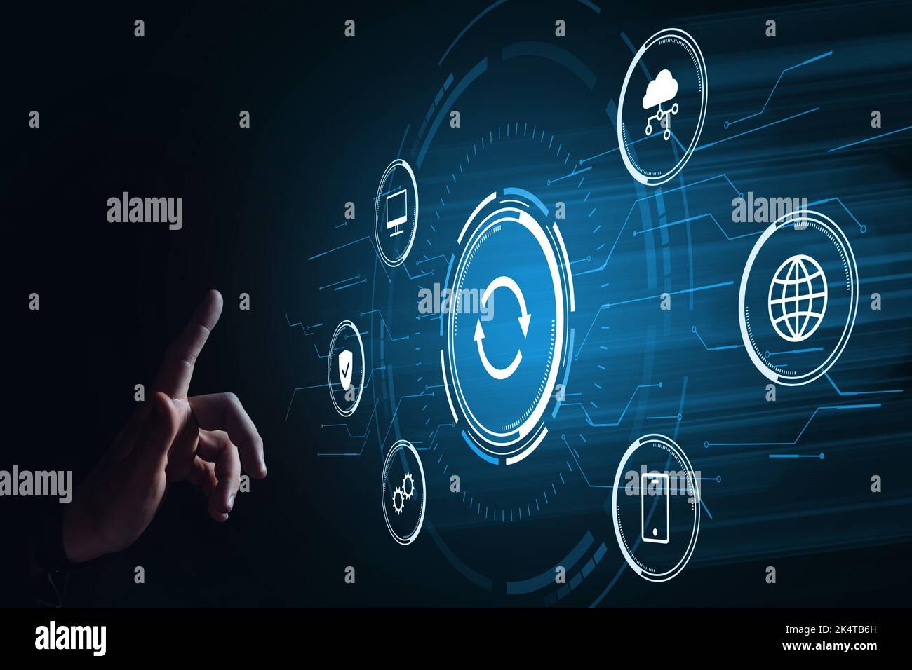 Concetto di aggiornamento software e hardware. La mano tocca l'ologramma. Foto Stock