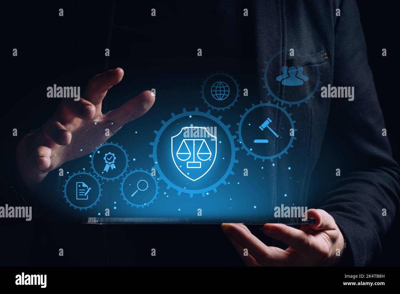 Il concetto di legge, di tribunale, di legislazione e di giurisprudenza. Avvocato in possesso di un tablet con icone Foto Stock