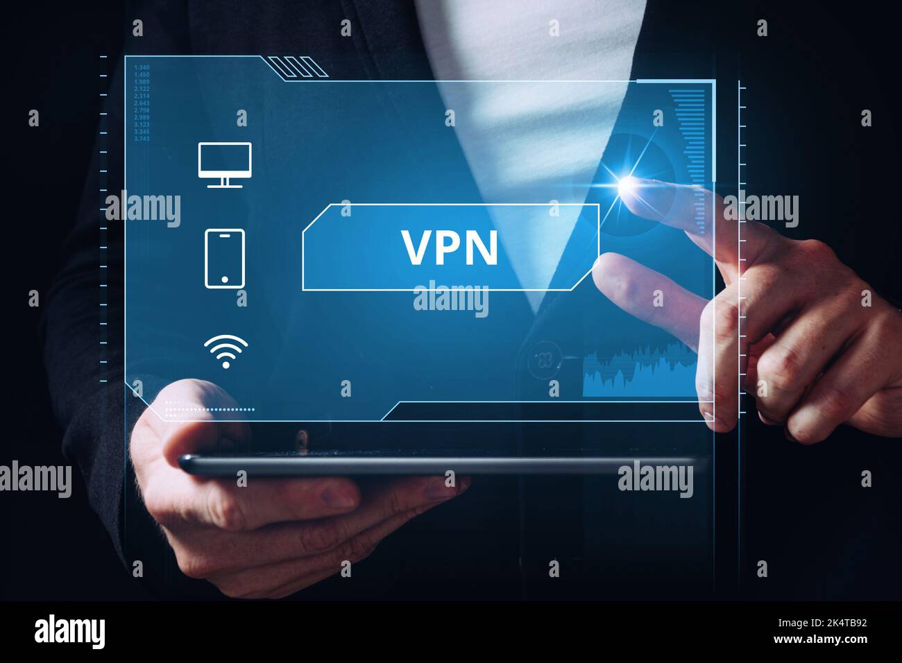 Rete privata virtuale o VPN. La persona collega il computer, il telefono. Ologramma con icone Foto Stock