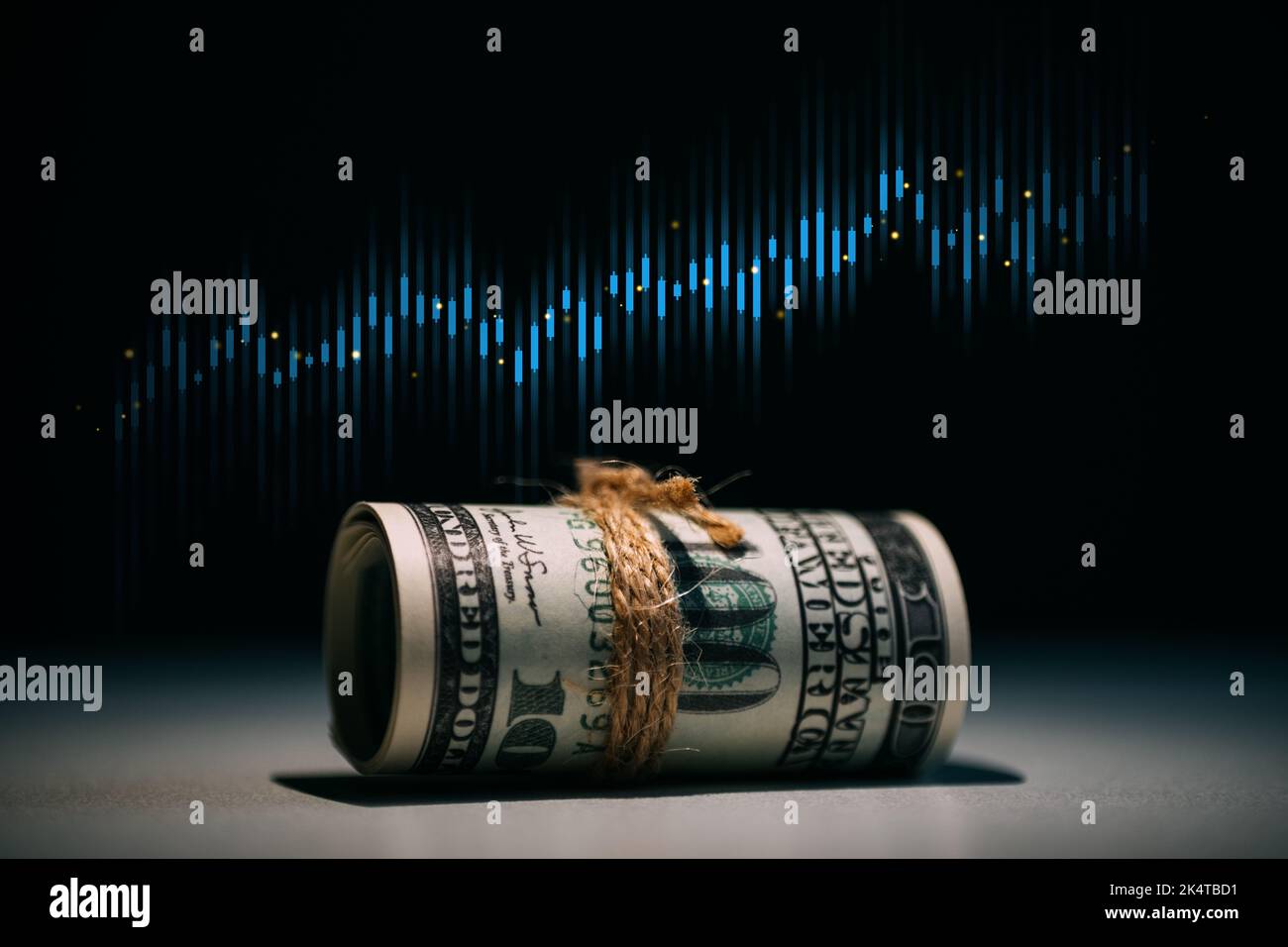 Concetto di investimento. Ologramma con un grafico e un rotolo di denaro. Affari su azioni e scambio. Foto Stock