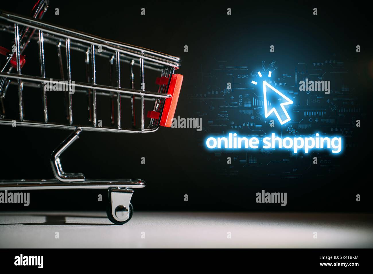 Concetto di shopping online con carrello e cartello al neon Foto Stock
