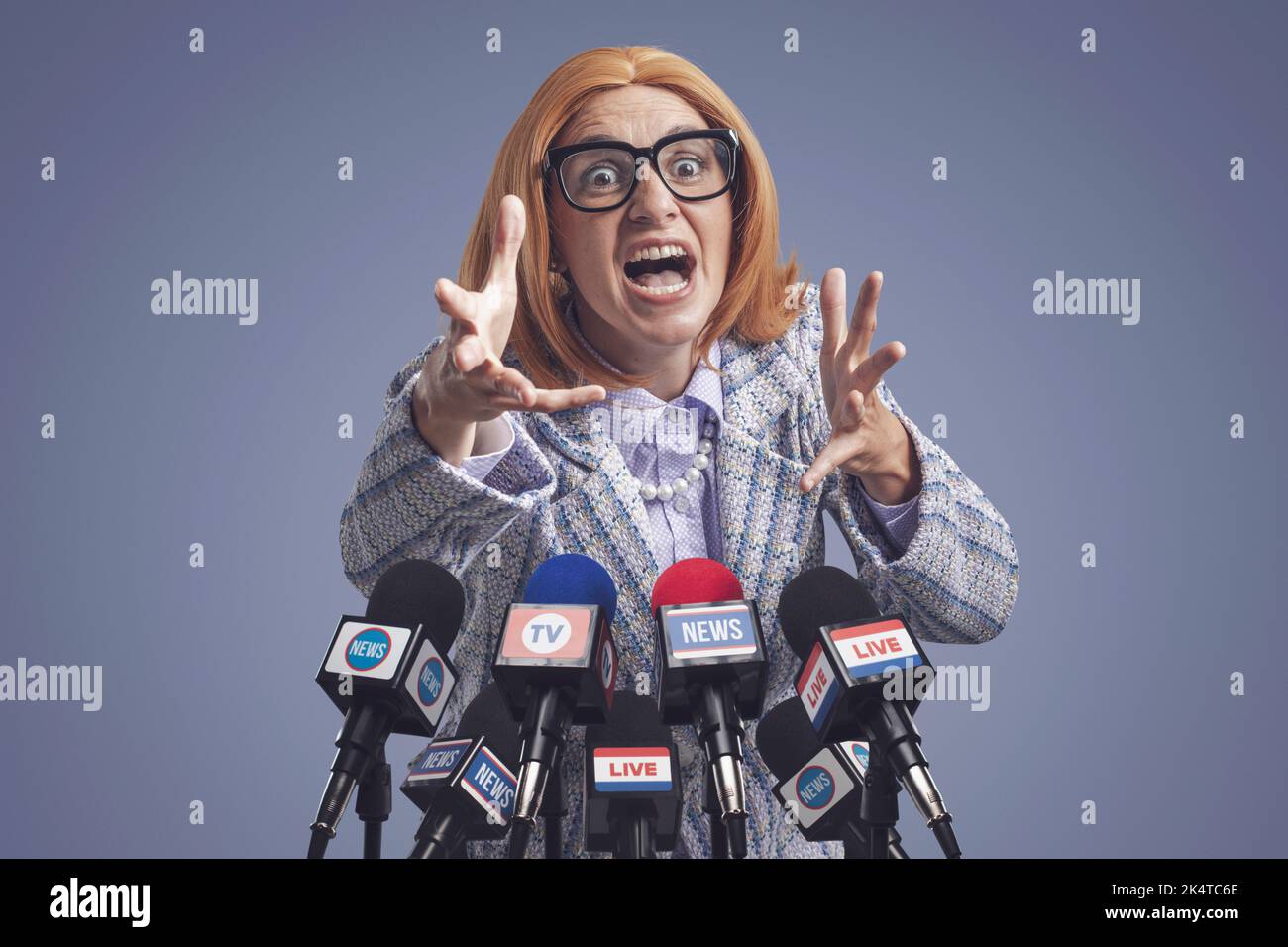 Aggressiva politico femminile arrabbiato alla conferenza stampa, sta gridando nei microfoni Foto Stock