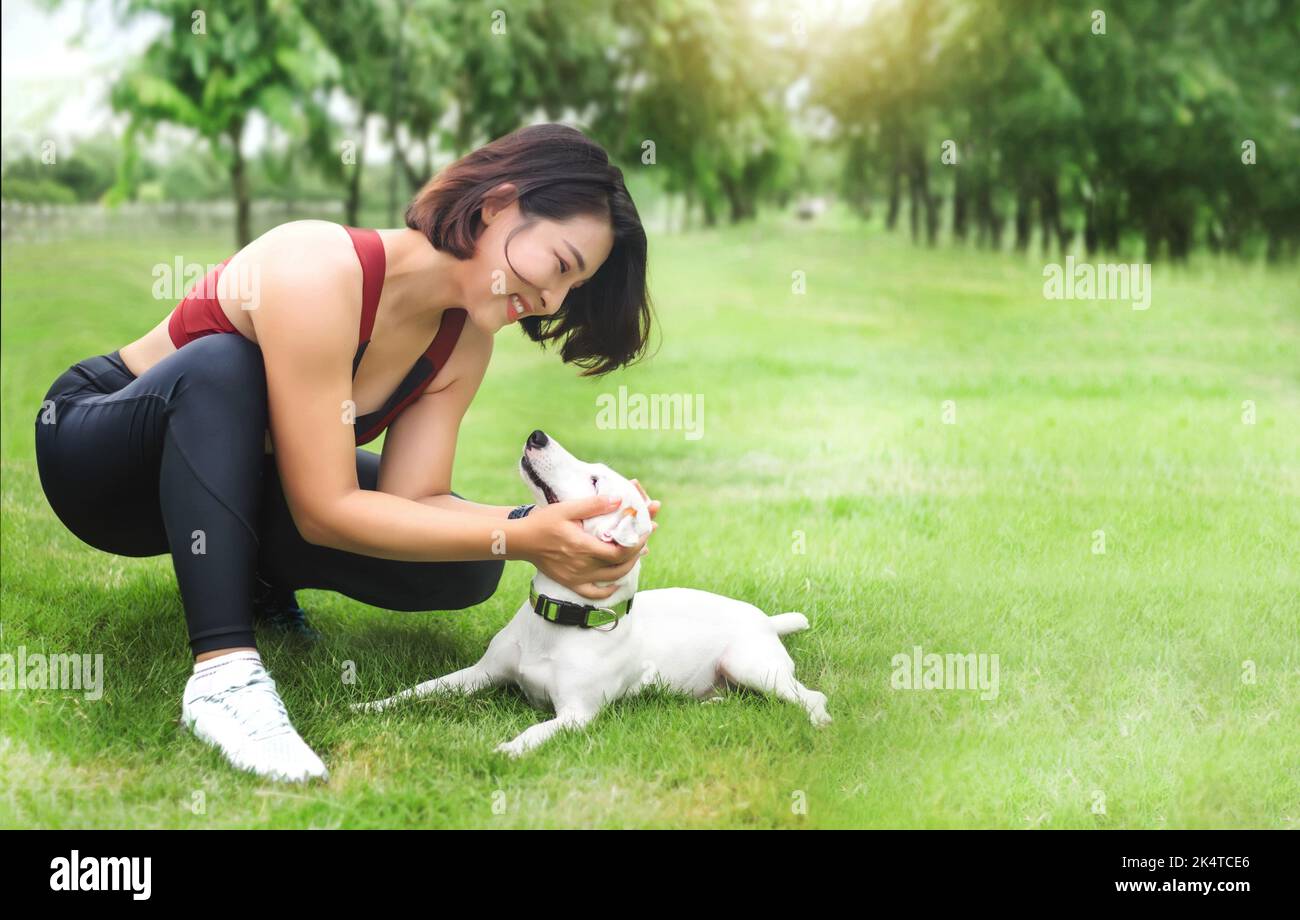 happy moment donna e cane nel parco all'aperto Foto Stock