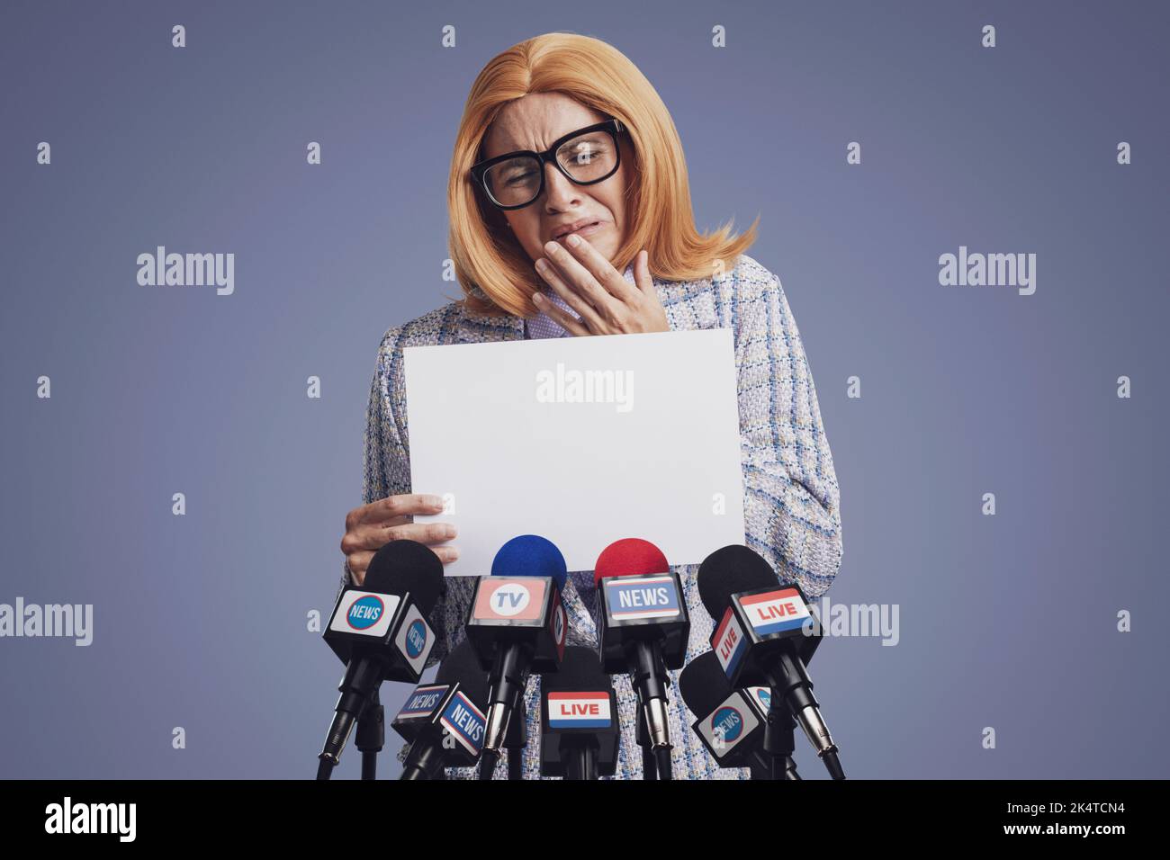 Triste politico che grida e tiene un segno alla conferenza stampa Foto Stock