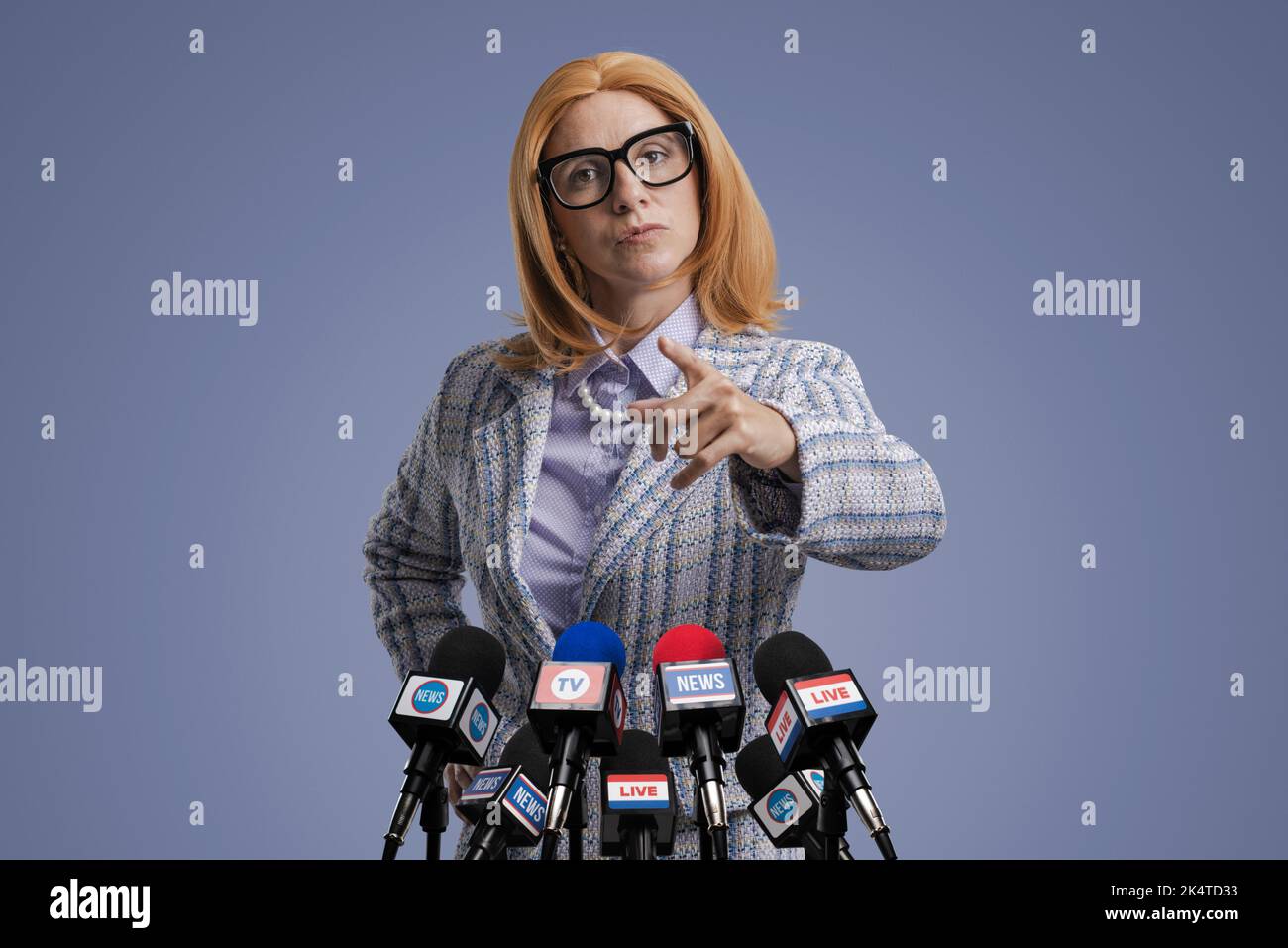 Fidata donna politica che tiene una conferenza stampa, sta puntando alla telecamera Foto Stock