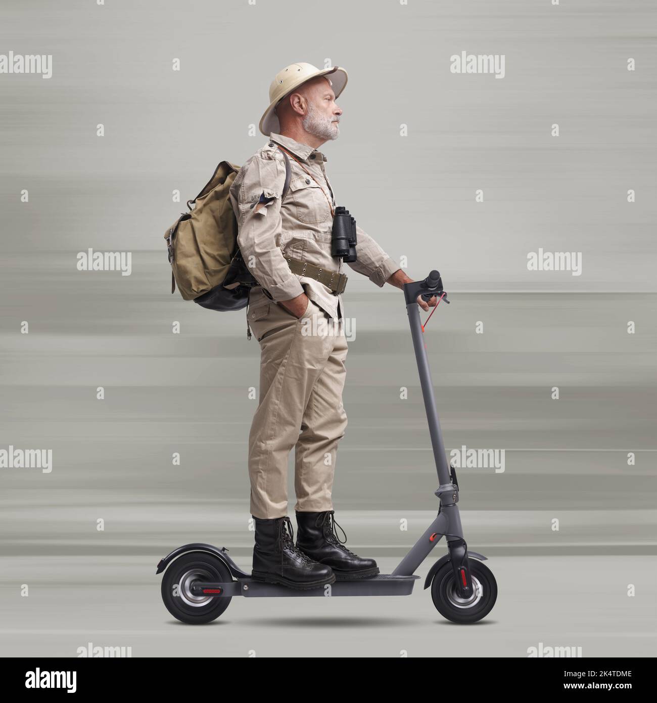 Sicuro esploratore in stile vintage in sella a uno scooter elettrico Foto Stock
