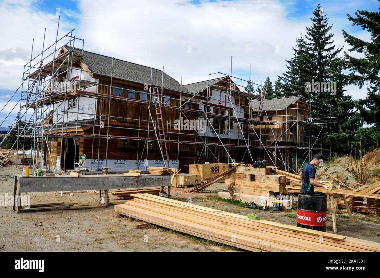 Un ostello sci neve è in fase di costruzione utilizzando legno locale a Wanaka, è una piccola località sciistica estate / inverno nella regione di Otago di Isola del Sud in Nuova Zelanda Foto Stock