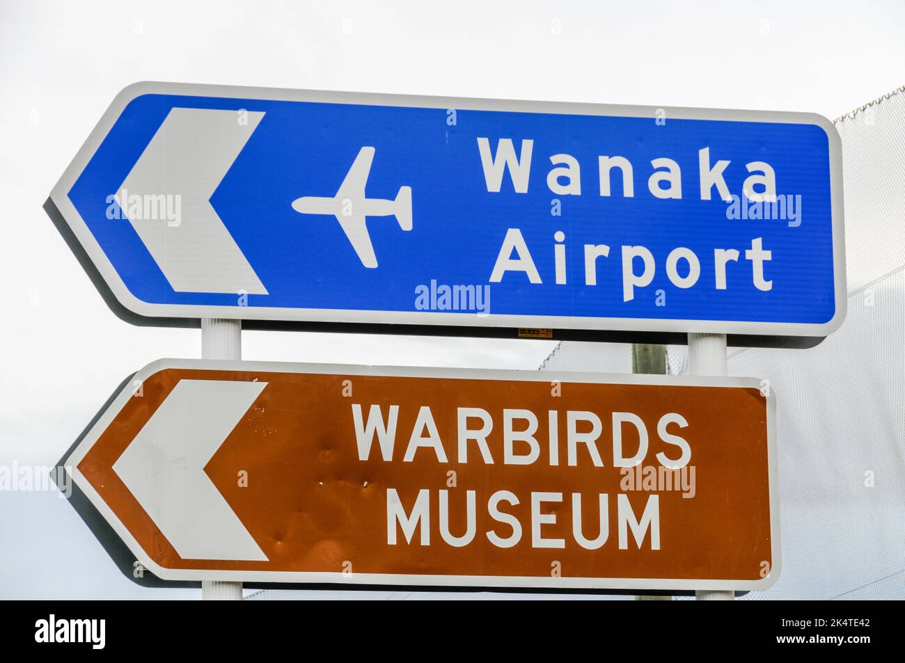 Aeroporto regionale di Wanaka e museo dei Warbirds a Wanaka, una piccola località sciistica estiva/invernale nella regione di Otago dell'Isola del Sud in Nuova Zelanda. Foto Stock