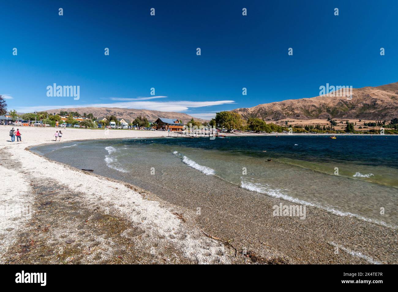 La riva del lago Wanaka a Wanaka, una piccola località sciistica estiva/invernale nella regione di Otago dell'Isola del Sud in Nuova Zelanda. Nelle vicinanze si trova il Lago Wanaka Foto Stock