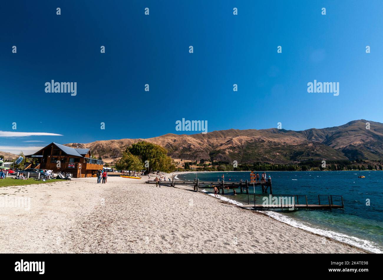 La riva del lago Wanaka a Wanaka, una piccola località sciistica estiva/invernale nella regione di Otago dell'Isola del Sud in Nuova Zelanda. Nelle vicinanze si trova il Lago Wanaka Foto Stock