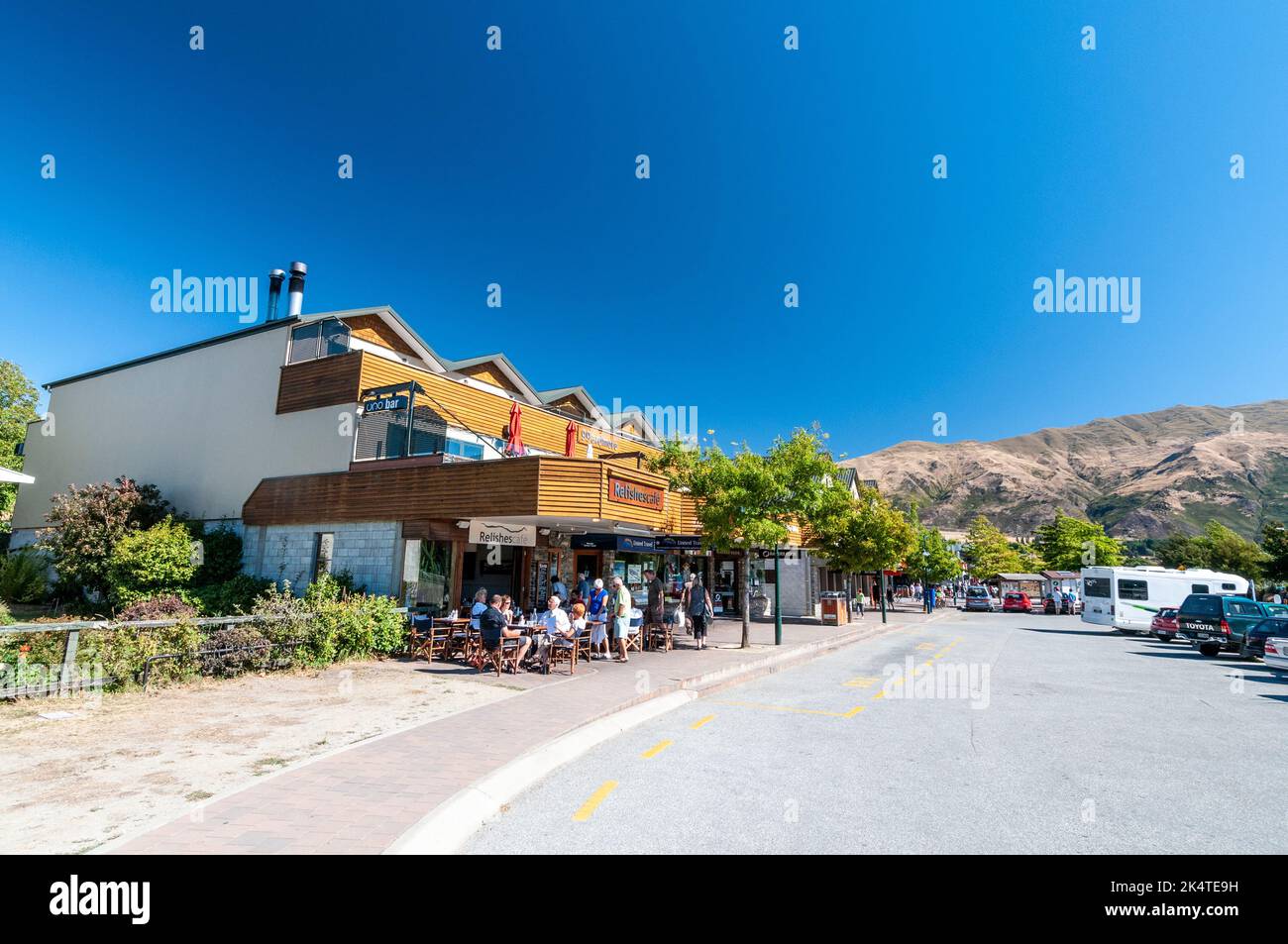 Una fila di piccoli negozi, bistrot e ristoranti su Ardmore Street a Wanaka, una piccola località sciistica estiva/invernale nella regione di Otago dell'Isola del Sud in Foto Stock