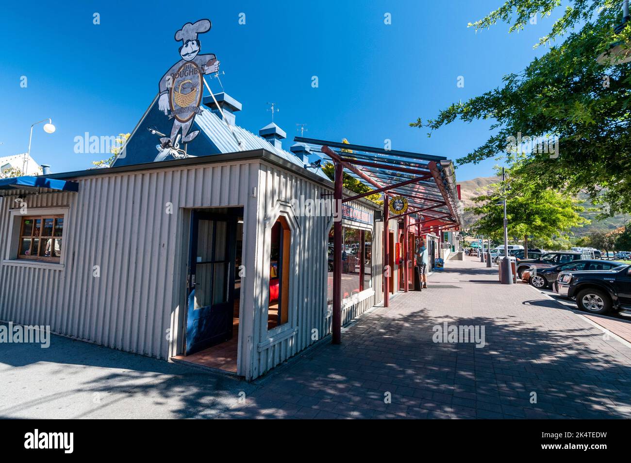 Una fila di piccoli negozi, bistrot e ristoranti su Ardmore Street a Wanaka, una piccola località sciistica estiva/invernale nella regione di Otago dell'Isola del Sud in Foto Stock