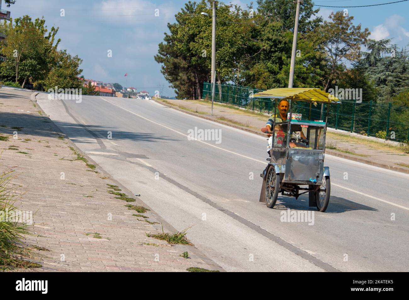 Sakarya, Turchia - Agosto 2018 Mobile food Vendor andare in discesa con la sua auto mobile. L'uomo che vende torte per strada. Foto Stock